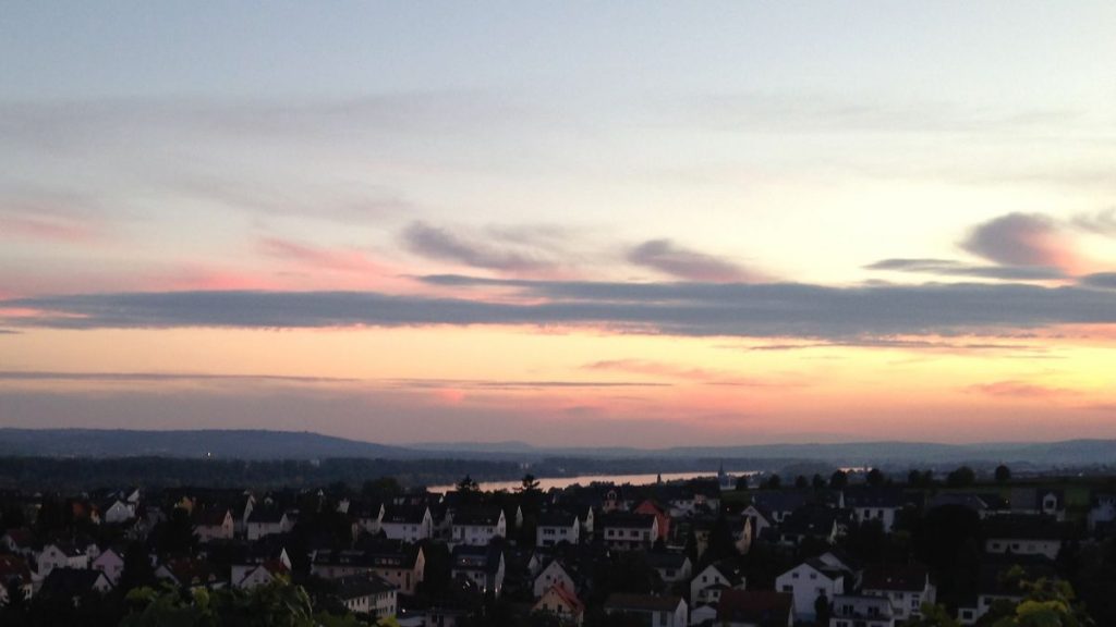 Rheingau Rhein rötlicher Himmel