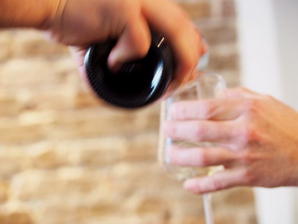 Weißwein einschenken