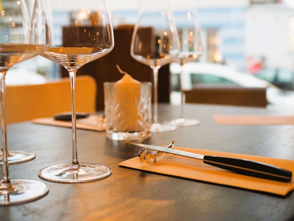 Bistro gedeckter Tisch