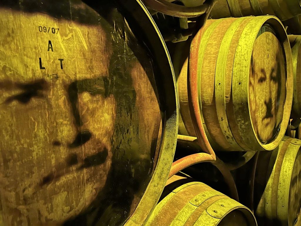 Wein-Fässer mit Portraits